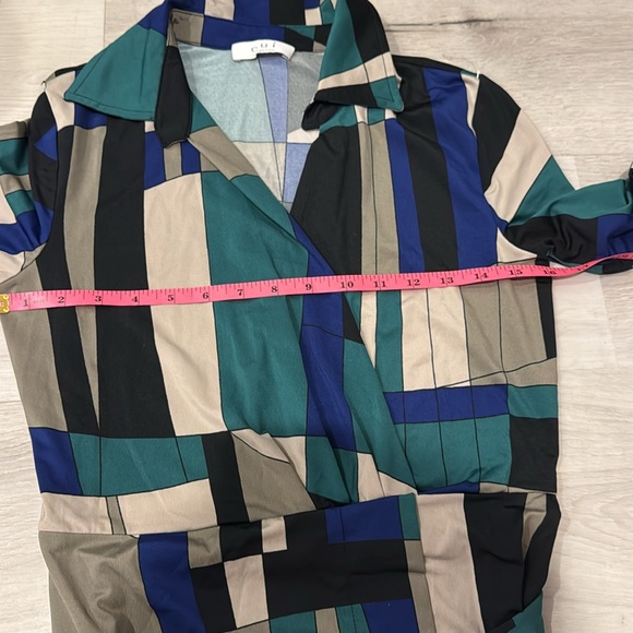 Oui Collection MIDI V-Neck MIDI Dress in an asymmetrical Print with Belt. - Picture 10 of 12